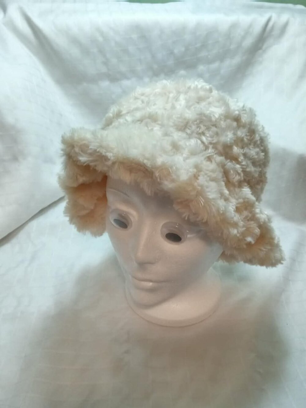 Beautiful vintage hat in faux fur with rosettes One size